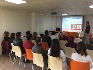 Hizmet İçi Eğitim Saatinde Tuncay İşler Öğretmenimiz Otizm Olan Çocuklarin Geçişler Sirasinda Sergileyebilecekleri Problem Daranişlari Önlemek Üzere Kullanilan Geçiş Stratejileri Hakkında Bilgi Verdi.