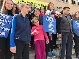 Çorlu Mesleki Ve Teknik Anadolu Lisesi De Otizme Mavi İşik Yakti