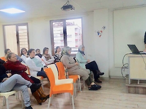 Hizmet İçi Eğitim Saatimizde Çocuk Merkezli Oyun Terapisi Anlatıldı