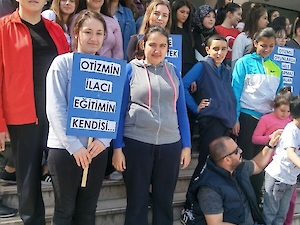 Çorlu Mesleki Ve Teknik Anadolu Lisesi De Otizme Mavi İşik Yakti